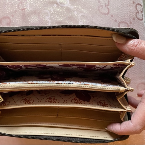 Guess wallet/wristlet - Picture 4 of 5